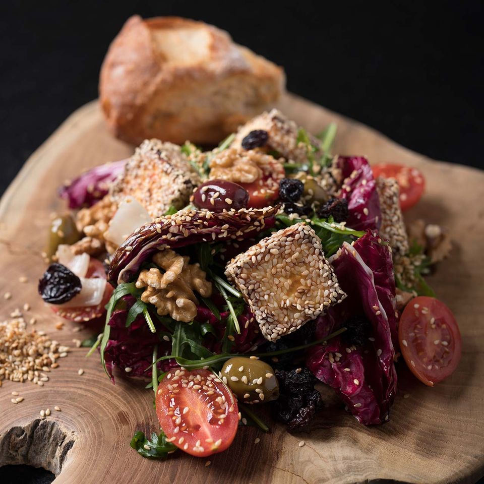 "Hallo Hellas"- Salat mit Sesam-Feta "Hallo Hellas"- Salat mit Sesam-Feta