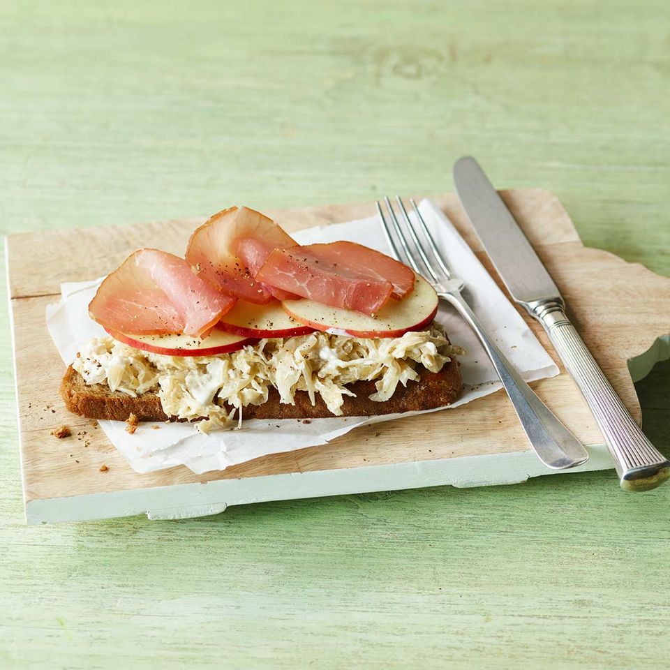 Sauerkraut-Sandwich mit Apfel