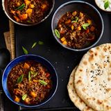 Rinderhack-Curry mit Gurken-Minz-Raita