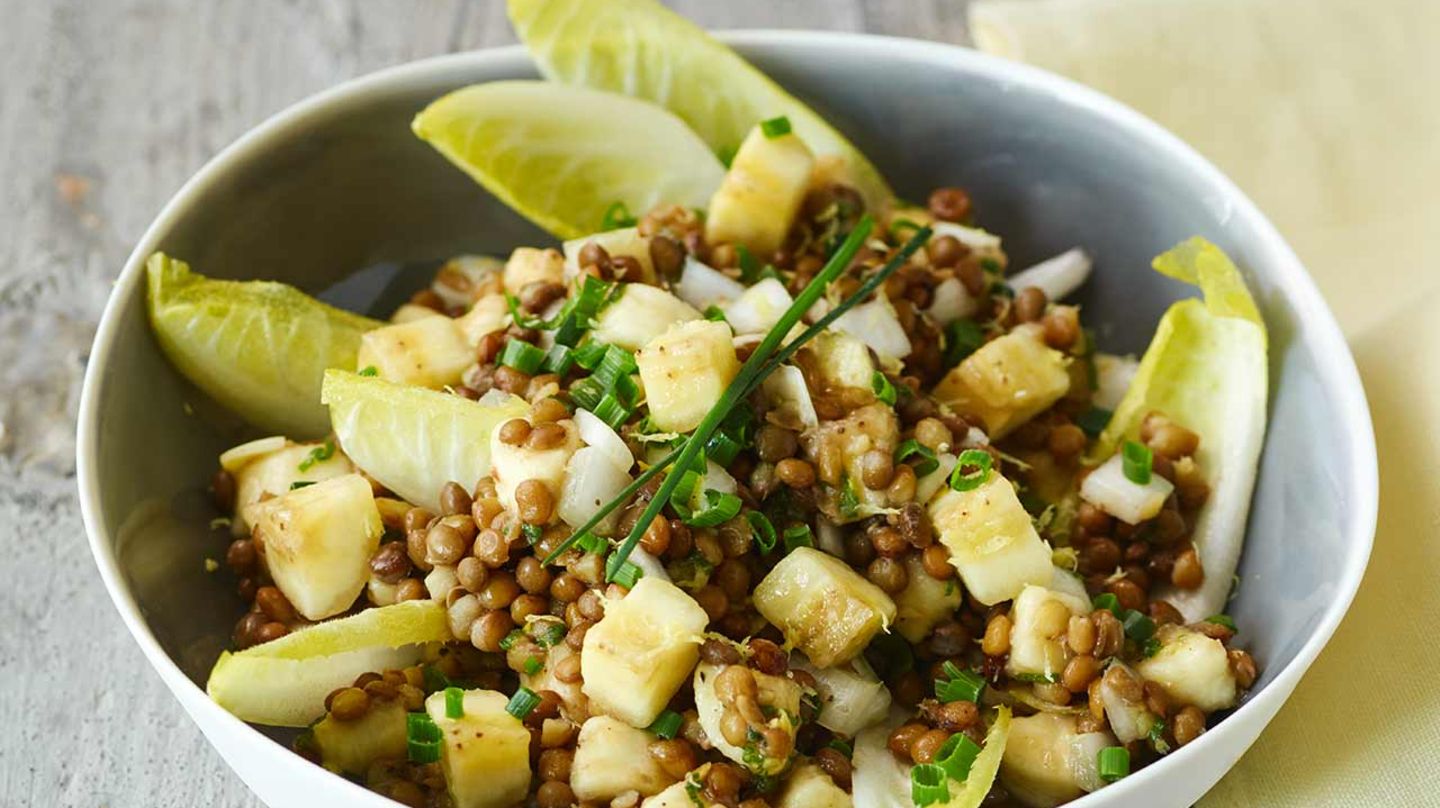 Chicorée-Bananen-Salat mit Linsen - [ESSEN UND TRINKEN]