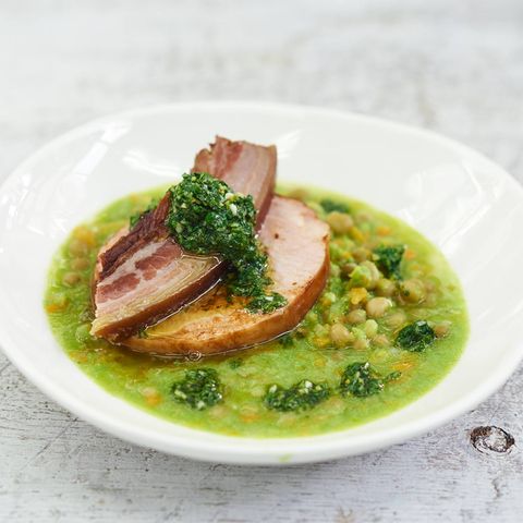 Erbsensuppe mit Kräuteröl und Kasselerrücken