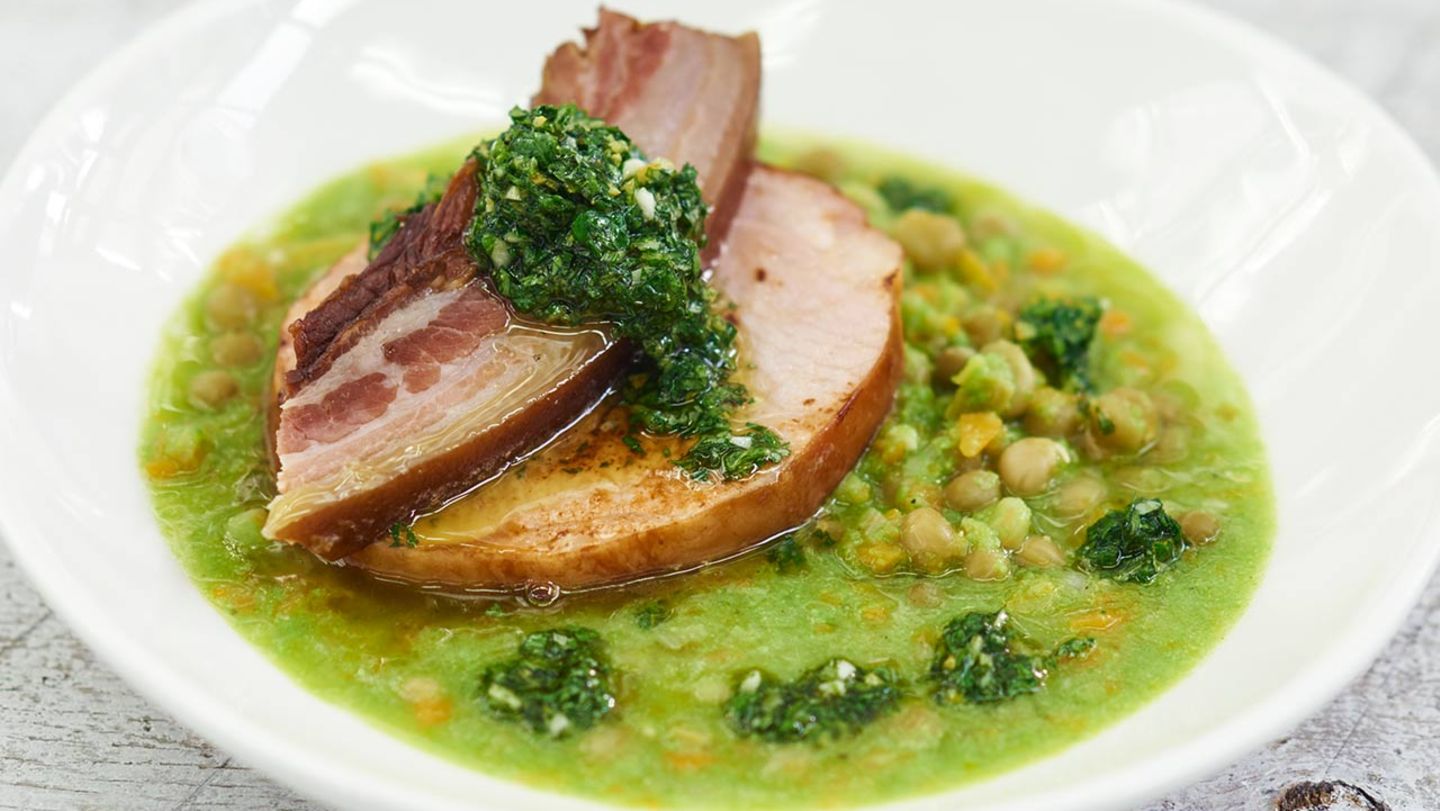 Erbsensuppe mit Kräuteröl und Kasselerrücken Rezept