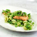 Pesto-Nudelsalat mit Lachs