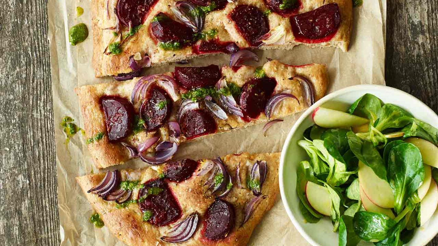 Rote-Bete-Focaccia mit Apfel-Feldsalat Rezept