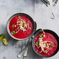 Rote-Bete-Kokos-Suppe mit Sprossen
