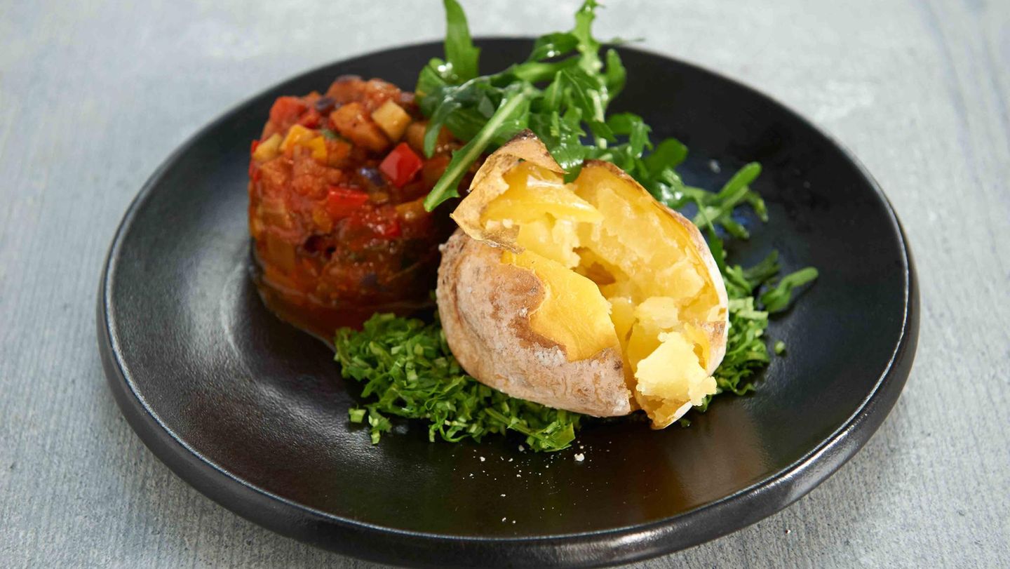 Ofenkartoffeln mit Salzkruste und Ratatouille Rezept