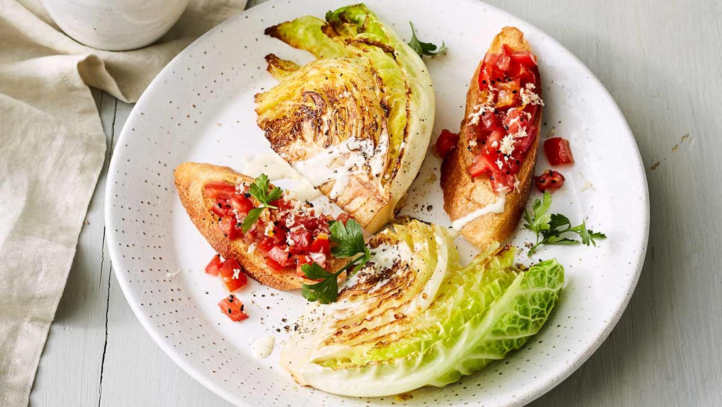 Gebratene Wirsingspalten mit Tomaten-Crostini Rezept