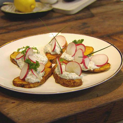 Ofenkartoffelscheiben mit Gemüsequark und Kerbel: Rezept aus der Kochshow essen & trinken Für jeden Tag