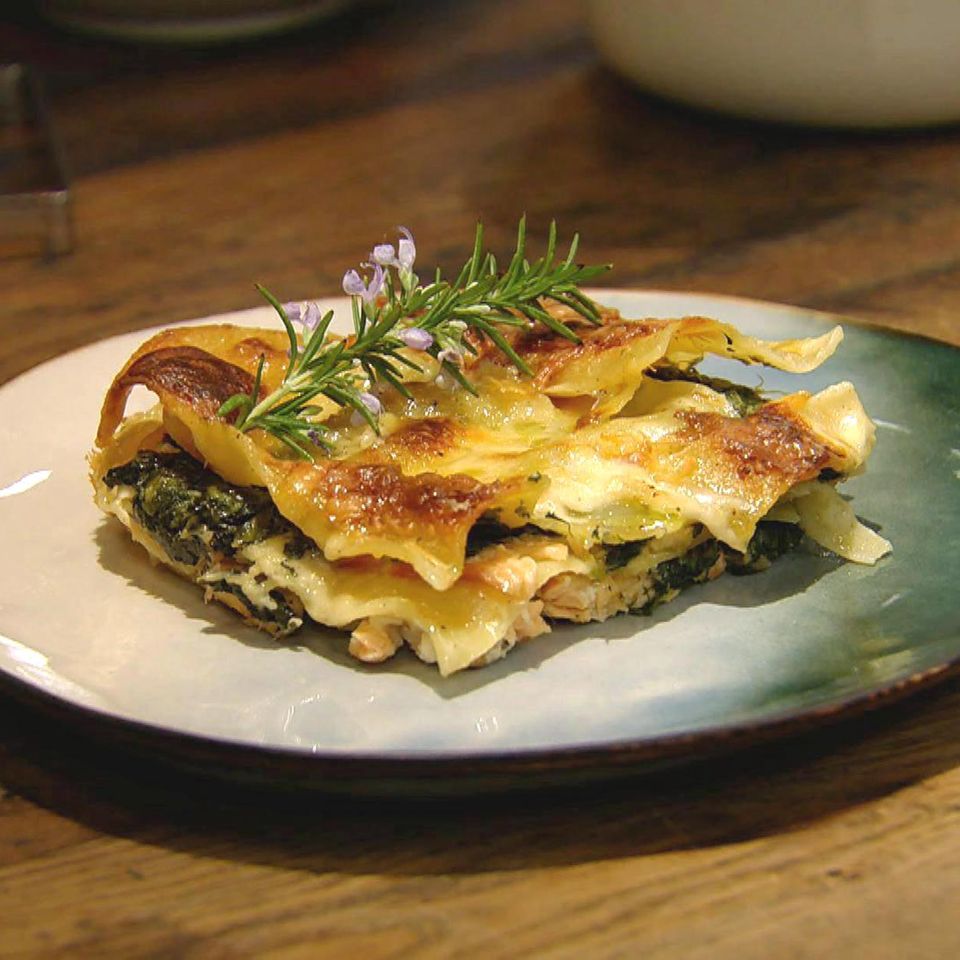 Lachs-Spinat-Lasagne mit Meerrettich-Sauce Rezept aus der Kochshow essen & trinken Für jeden Tag