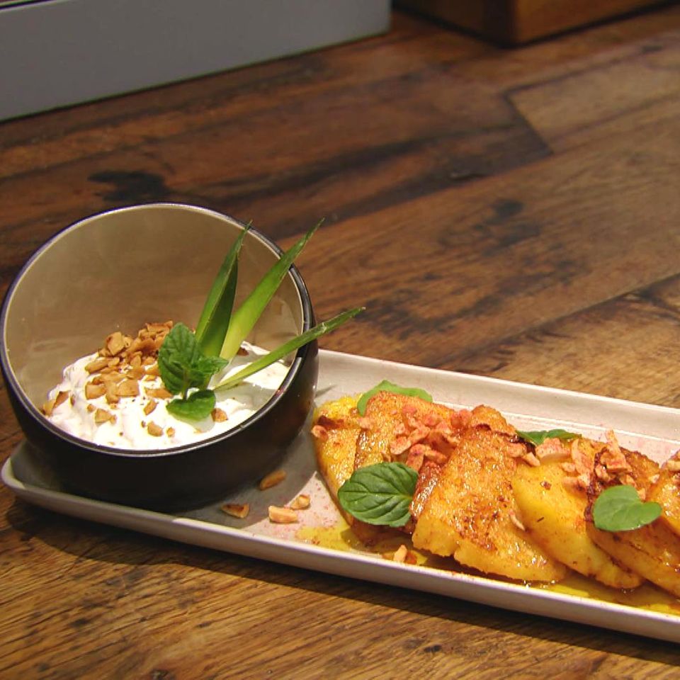 Gebratene Ananas mit Erdnüssen und Chili: Rezept aus der Kochshow essen & trinken Für jeden Tag