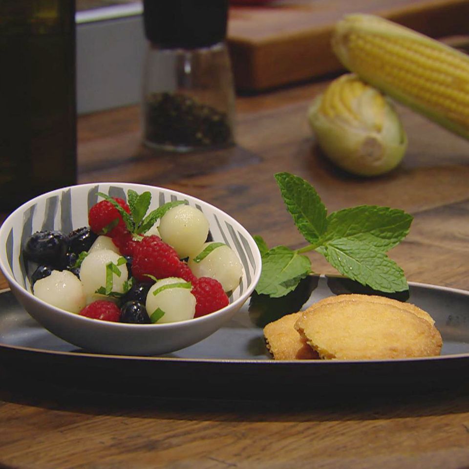 Süße Polenta-Kekse mit Obstsalat: Rezept aus der Kochshow essen & trinken Für jeden Tag