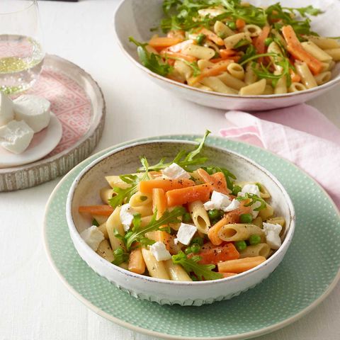 Gemüse-Nudelsalat mit Ziegenkäse