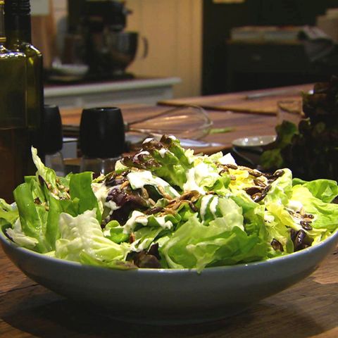 Grüner Salat mit Sahne-Vinaigrette und Kernen: Rezept aus der Kochshow essen & trinken Für jeden Tag