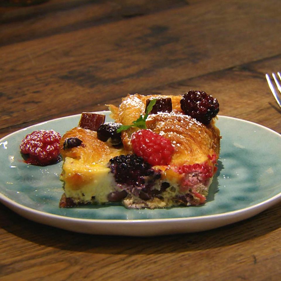 Croissant-Auflauf mit gemischten Beeren: Rezept aus der Kochshow essen & trinken Für jeden Tag