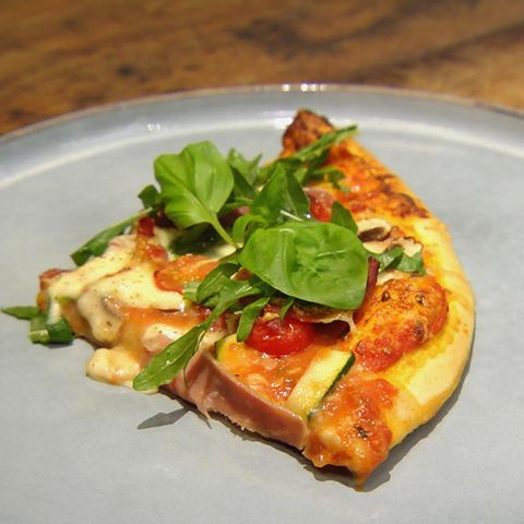 Knusprige Pizza mit Rauke und Schinken: Rezept aus der Kochshow essen & trinken Für jeden Tag