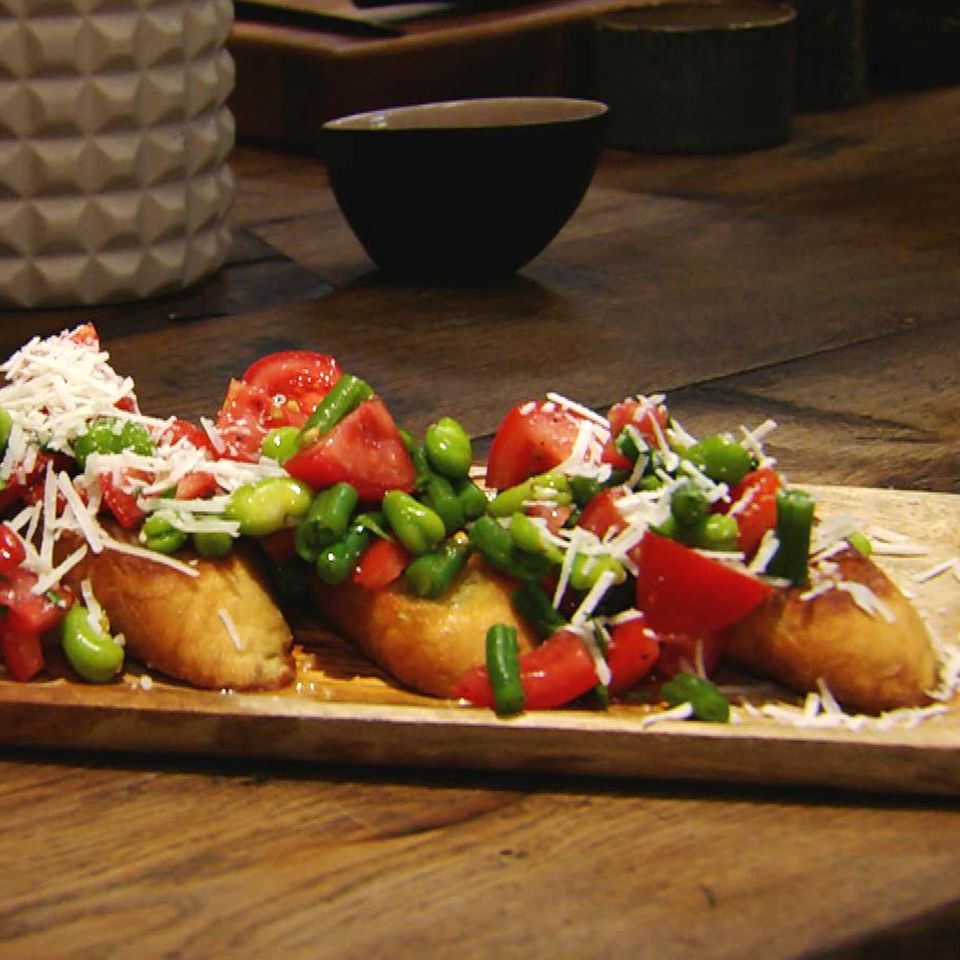 Bohnen-Tomaten-Bruschetta: Rezept aus der Kochshow essen & trinken Für jeden Tag
