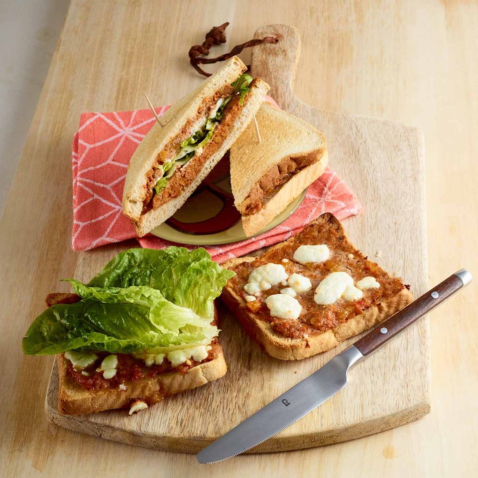 Sandwich mit Hack, Salat und Ziegenfrischkäse