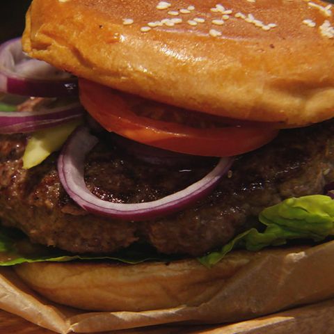 Klassischer Burger: Rezept aus der Kochshow essen & trinken Für jeden Tag