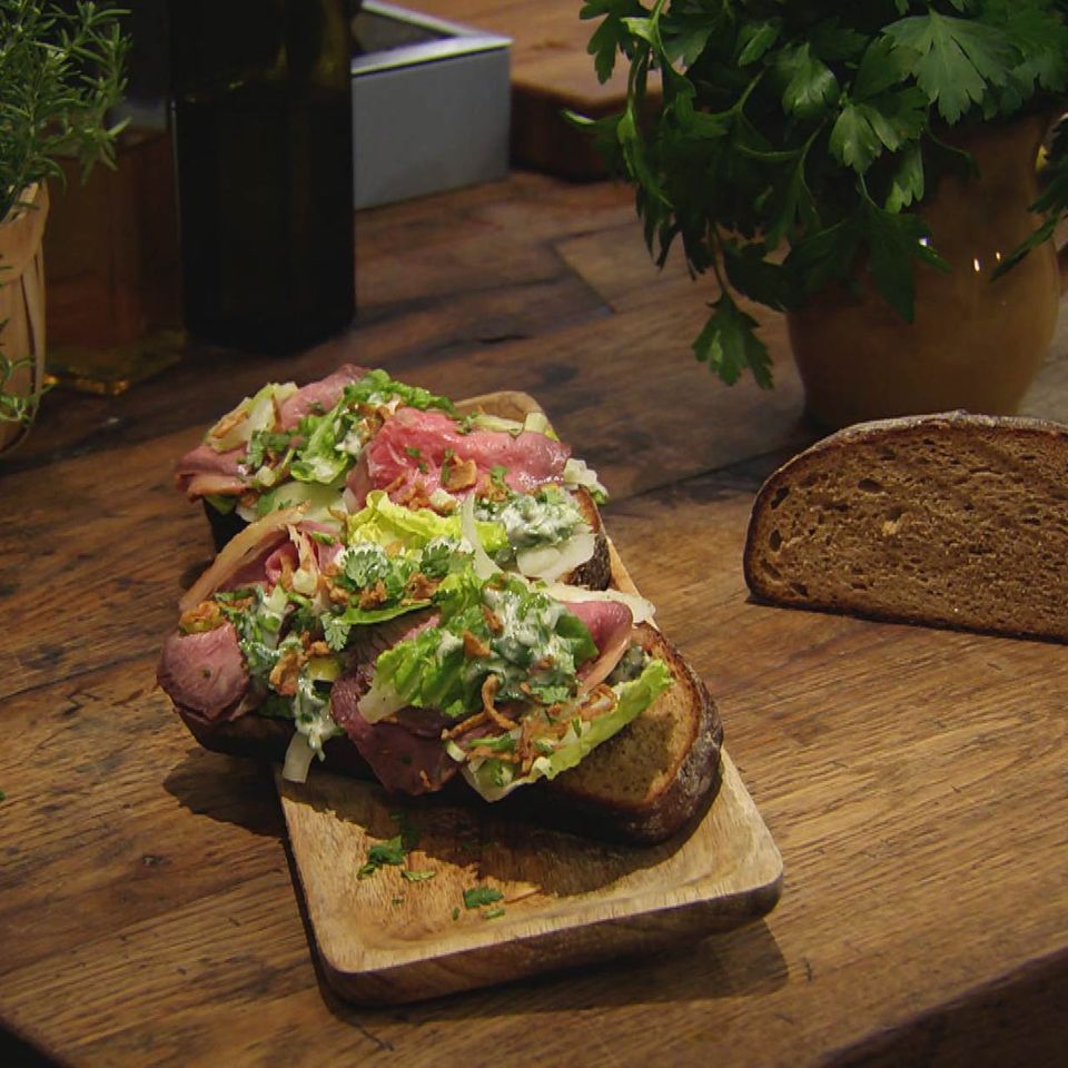 Smørebrød mit Roastbeef und Fenchelsalat: Rezept aus der Kochshow essen & trinken Für jeden Tag