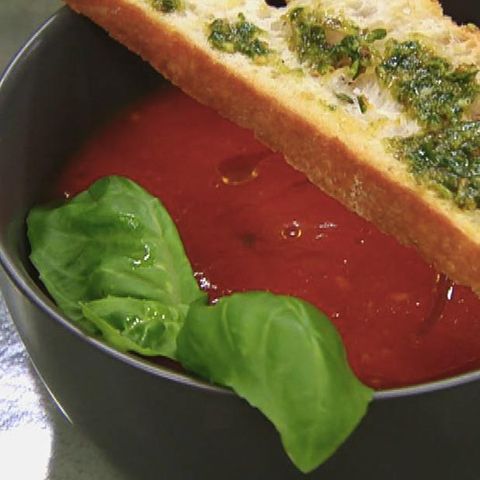 Tomaten-Orangensuppe mit Basilikum-Pesto: Rezept aus der Kochshow essen & trinken Für jeden Tag