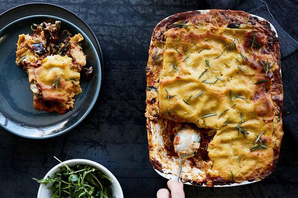 Lasagne, Löffel, Auflaufform, Teller, Portion, Rauke, Bosh, Kochbuch Lasagne, Löffel, Auflaufform, Teller, Portion, Rauke, Bosh, Kochbuch