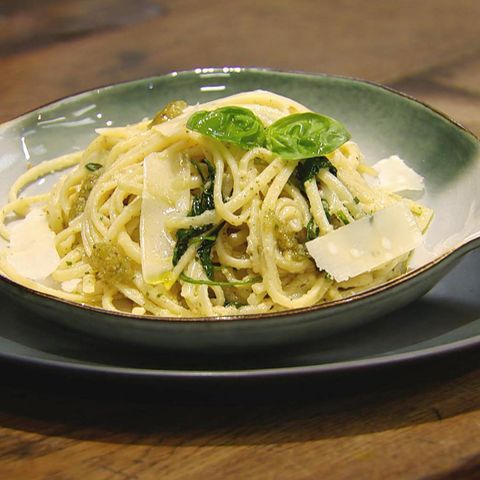 Linguine mit Baby-Spinat und hausgemachtem Walnuss-Pesto