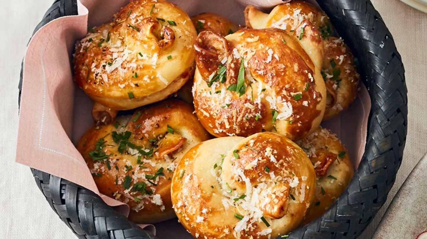 Herzhafte Hefeknoten mit Fenchelbutter Rezept