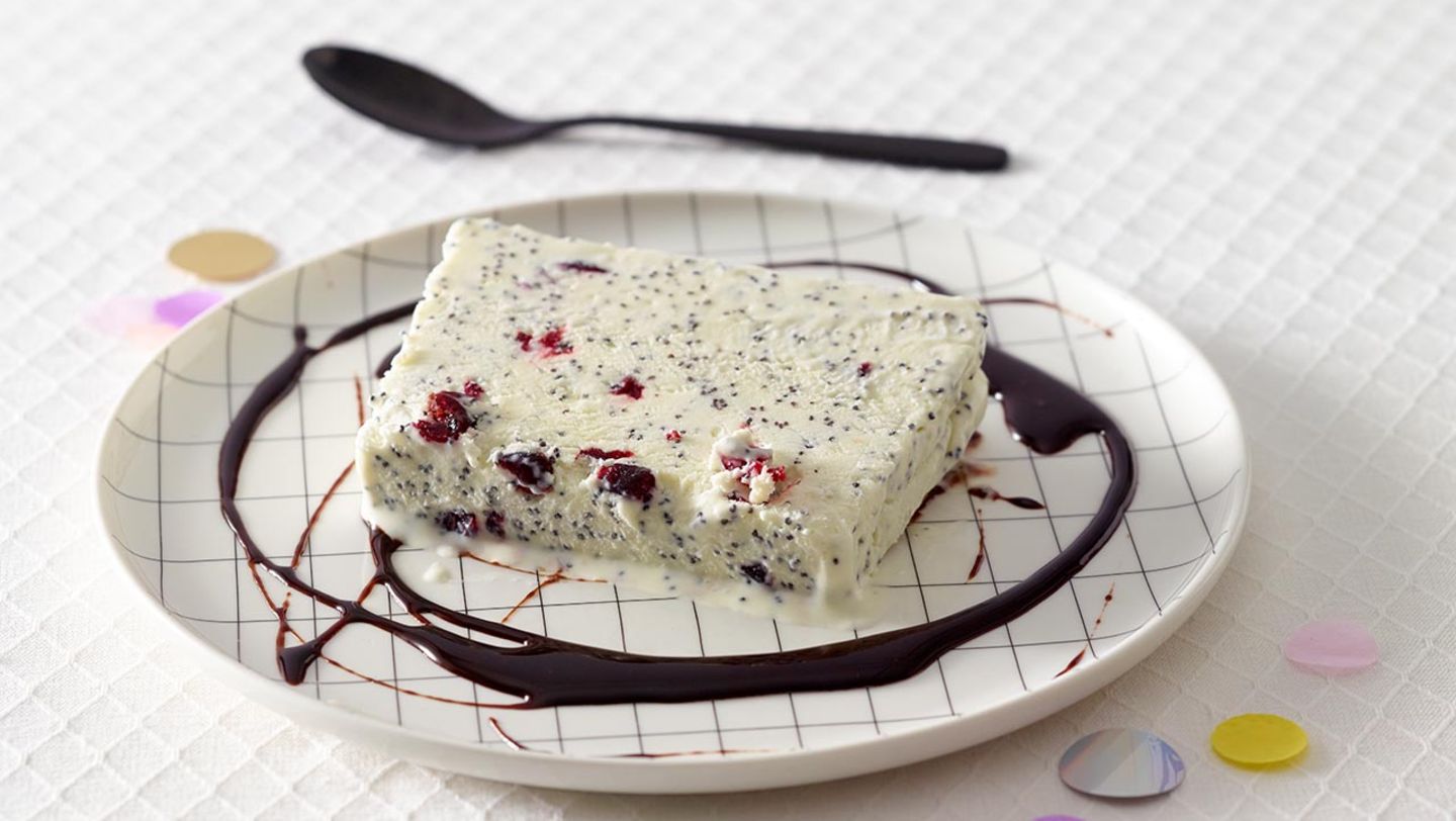 Mohn-Parfait mit Cranberrys Rezept - [ESSEN UND TRINKEN]