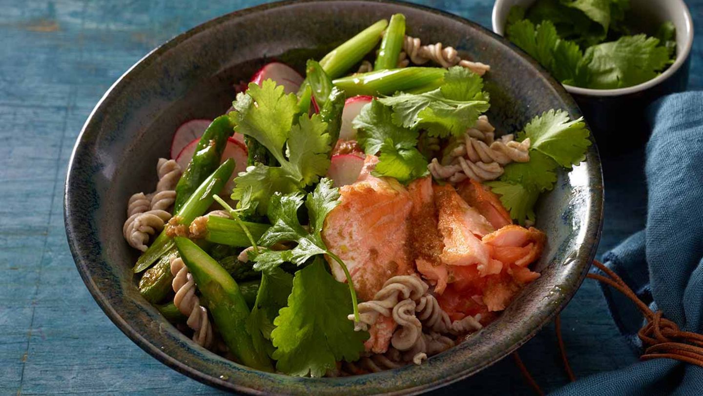 Lachs-Bowl mit Buchweizennudeln Rezept