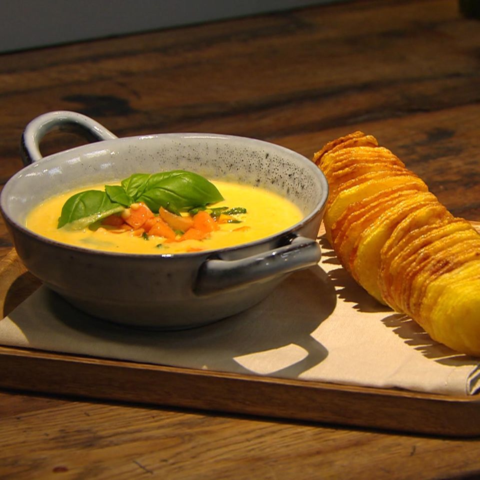 Süßkartoffel-Kokossuppe mit Ingwer: Rezept aus der Kochshow essen & trinken Für jeden Tag
