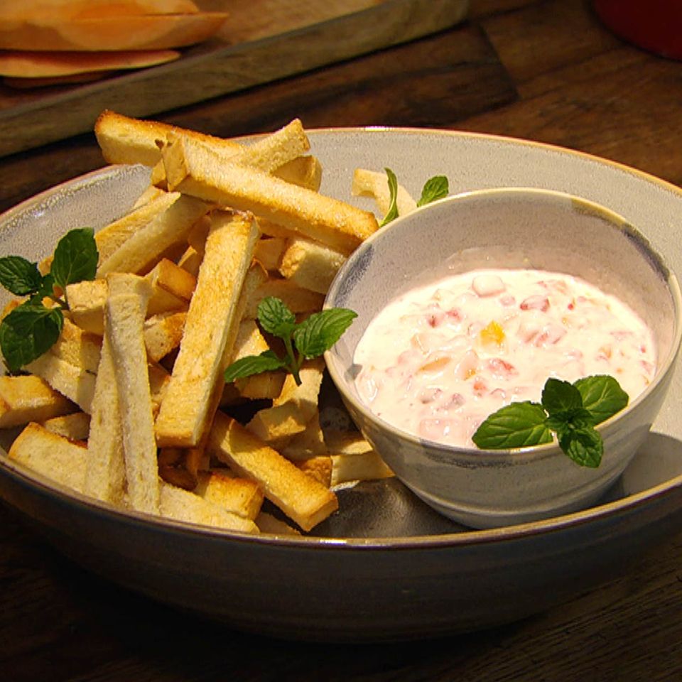 Süße Pommes mit Erdbeer-Aprikosen-Quark: Rezept aus der Kochshow essen & trinken Für jeden Tag
