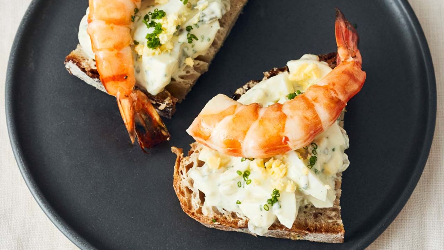 Eiersalat-Brote mit Garnelen Rezept