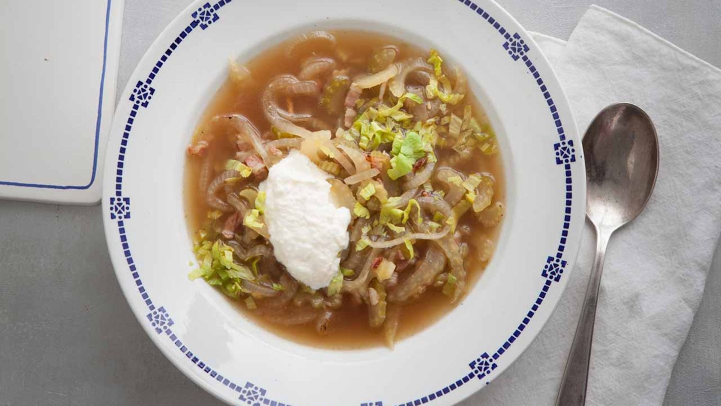 hackfleisch mit zwiebelsuppe und schmand