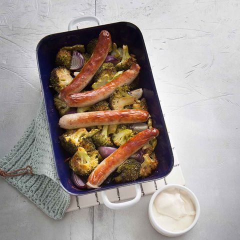Bratwurst aus dem Ofen auf Brokkoli und Zwiebelgemüse