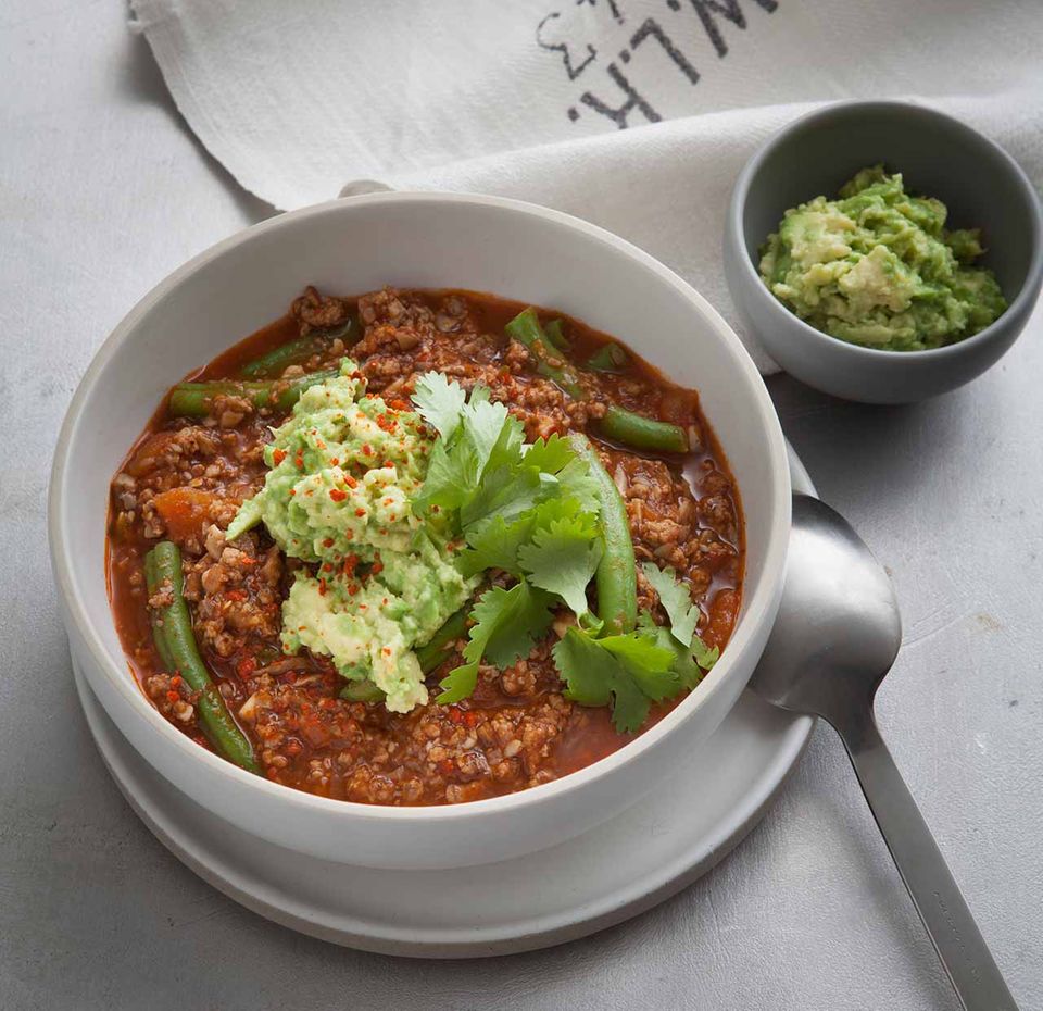 Chili con Carne mit Avocadocreme, Bohnen und Koriander Chili con Carne mit Avocadocreme, Bohnen und Koriander