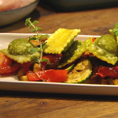 Knusper-Ravioli auf Gemüsebett: Rezept aus der Kochshow essen & trinken Für jeden Tag