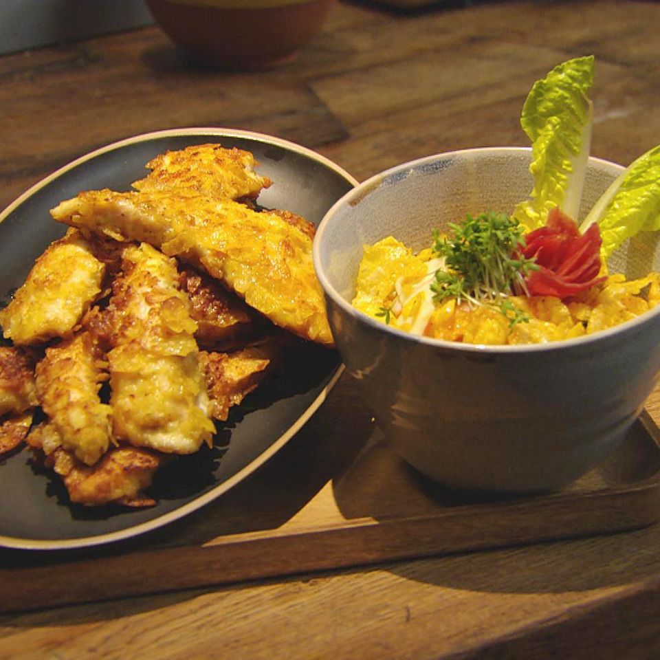 Hähnchenschnitzel mit Chipskruste und Möhren-Apfel-Salat: Rezept aus der Kochshow essen & trinken Für jeden Tag