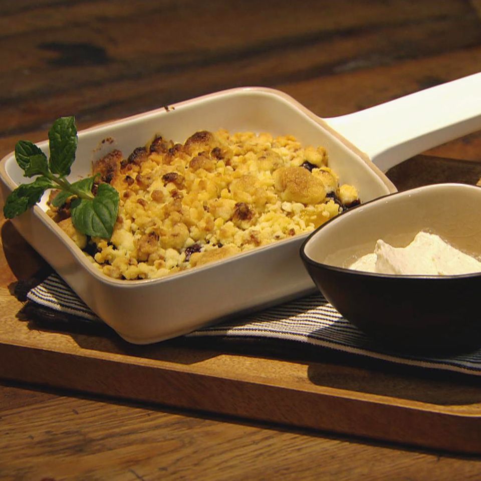 Sommerfrüchte mit knusprigen Streuseln: Rezept aus der Kochshow essen & trinken Für jeden Tag