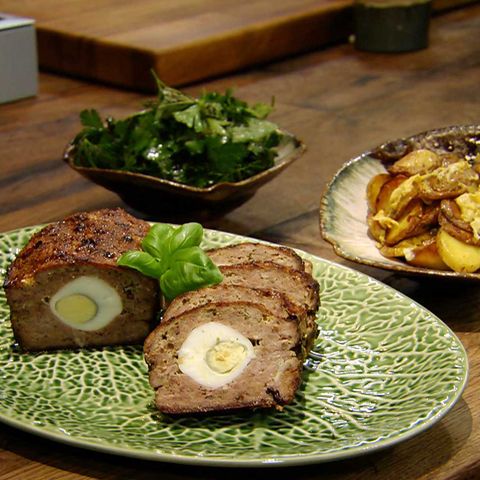 Falscher Hase mit Ei und Bratkartoffeln: Rezept aus der Kochshow essen & trinken Für jeden Tag