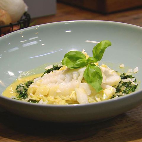 Exotischer Kokos-Curry-Spinat mit Fisch: Rezept aus der Kochshow essen & trinken Für jeden Tag