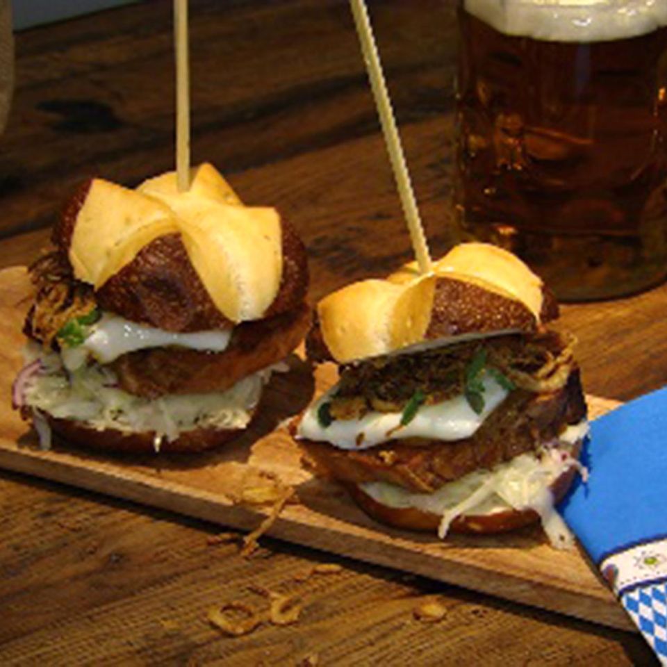 Leberkäse-Burger mit Spiegelei: Rezept aus der Kochshow essen & trinken Für jeden Tag