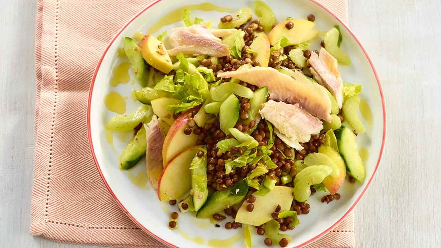 Linsen-Gurken-Salat mit geräucherter Forelle Rezept