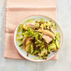 Linsen-Gurken-Salat mit geräucherter Forelle und Apfel