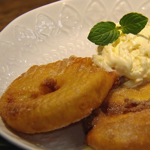 Apfelküchlein mit Vanilleeis: Rezept aus der Kochshow essen & trinken Für jeden Tag