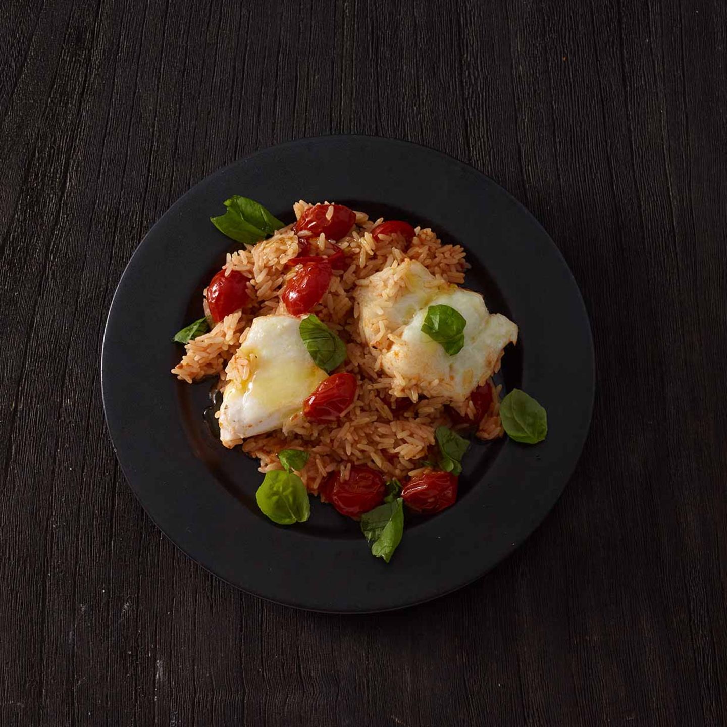 Reis-Fisch-Topf mit Tomaten und Basilikum