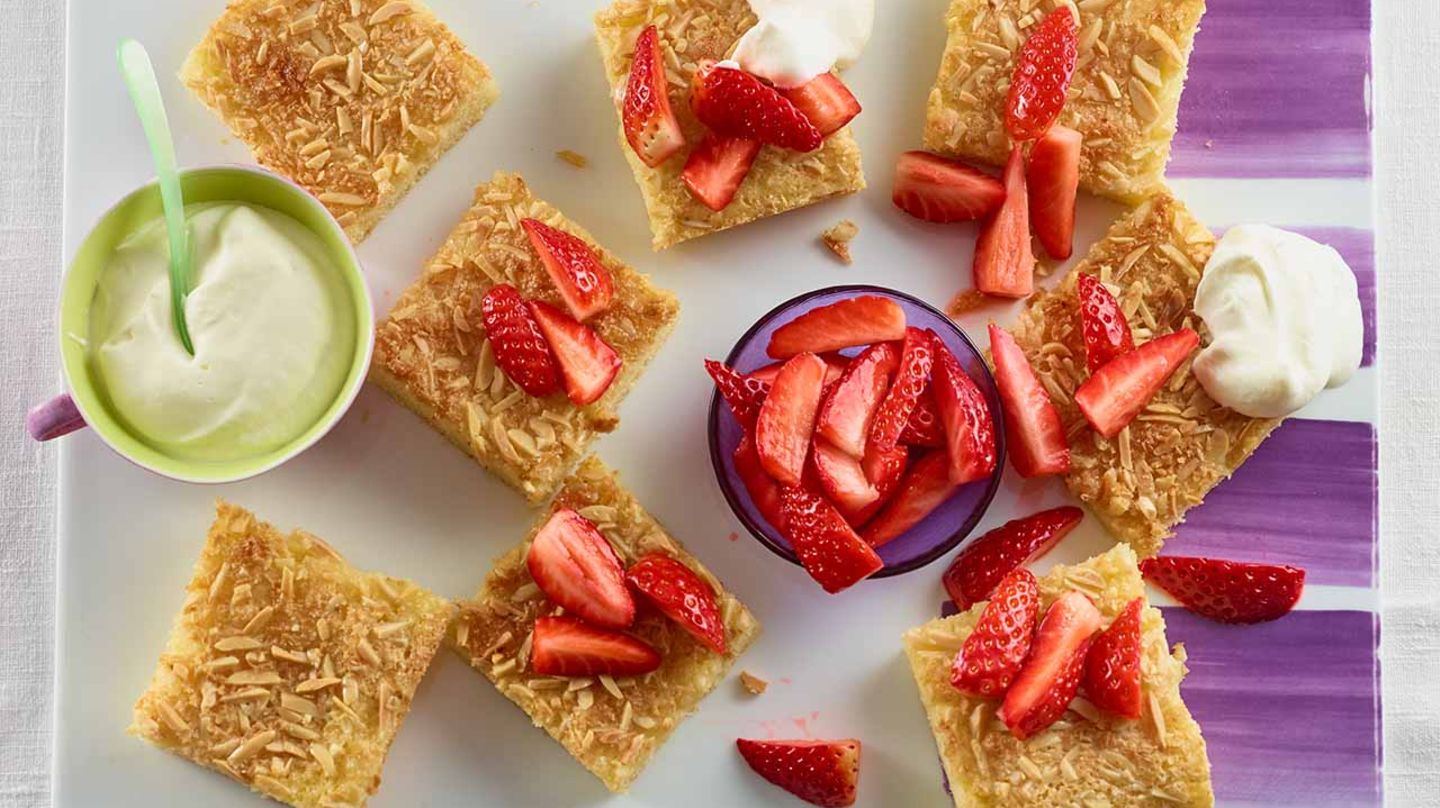 Buttermilch-Blechkuchen mit Erdbeeren Rezept - [ESSEN UND TRINKEN]