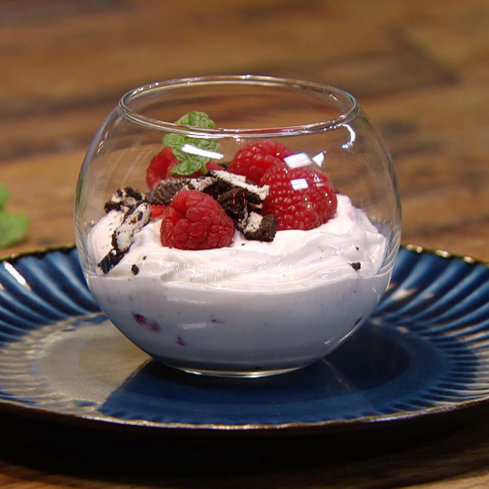 Himbeer-Vanille-Joghurt mit Keks-Crunch: Rezept aus der Kochshow essen & trinken Für jeden Tag