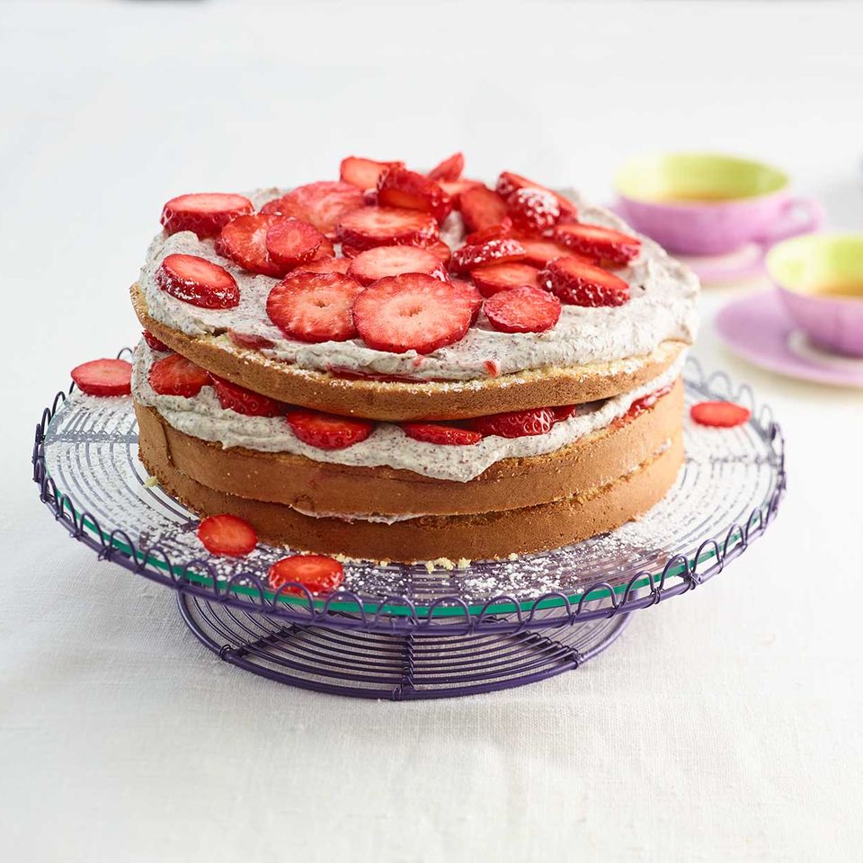 Erdbeer-Mascarpone-Torte auf Tortenplatte