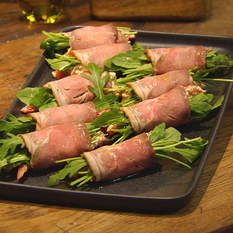 Mit Thunfisch gefüllte Roastbeef-Röllchen: Rezept aus der Kochshow essen & trinken Für jeden Tag