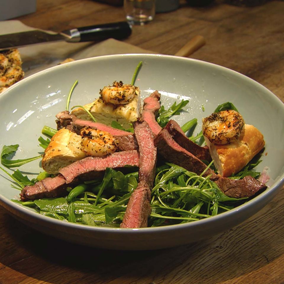 Steak mit Bohnen-Rauke-Salat und Garnelen-Focaccia: Rezept aus der Kochshow essen & trinken Für jeden Tag